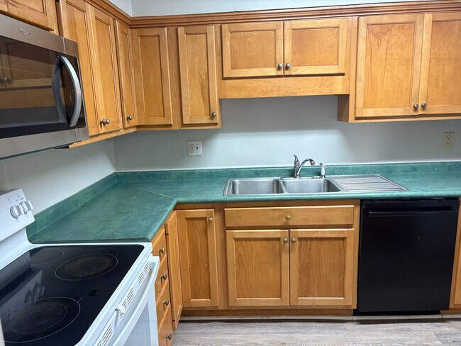 Building Photo - 515 Basswood Ave