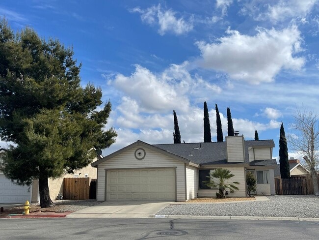 Building Photo - Charming Home in Hesperia- HOA Community- 3 Bedrooms, 2 Bathrooms, Community Park