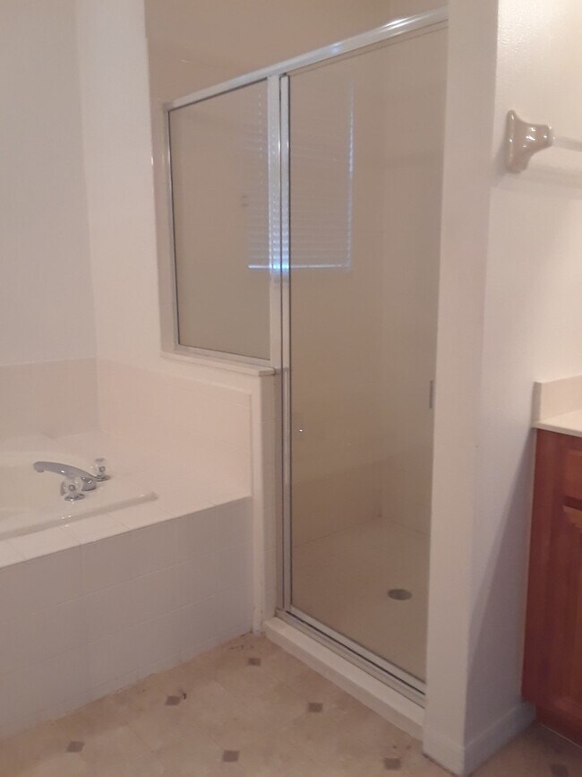 Building Photo - Spacious 4-Bedroom Pool Home with 3-Car Ga...