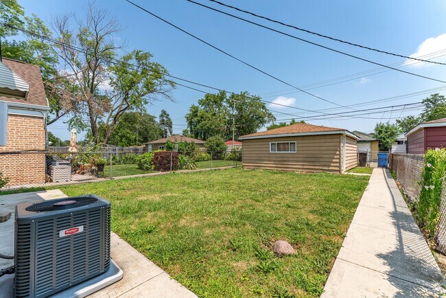 Building Photo - 4507 S Leamington Ave