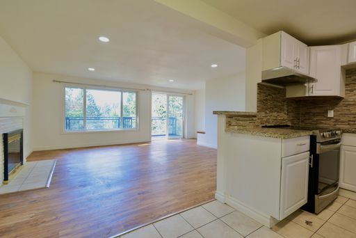 Building Photo - Modern Remodeled 2BR Duplex with Garage in Prime Shoreline Location