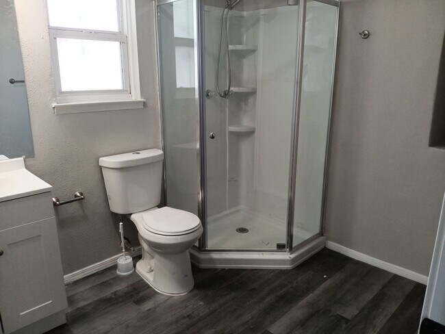 Building Photo - Charming 4-bedroom, 2-bathroom! Showings available NOW!
