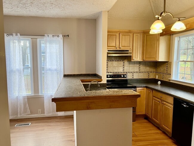 Building Photo - 435 Windham Rd