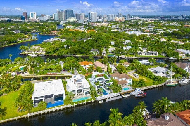 Building Photo - 440 Mola Ave