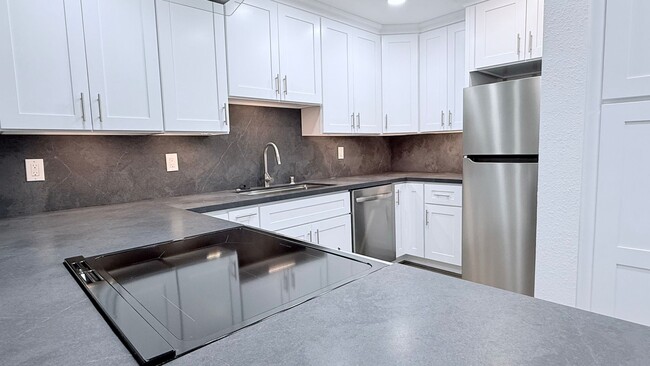 Building Photo - NEWLY RENOVATED---- 2BD/1BA, End Unit TH in Twin Creeks Garden, San Ramon- Available Now!