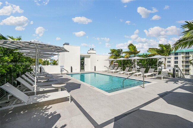 Building Photo - 10281 W Bay Harbor Dr