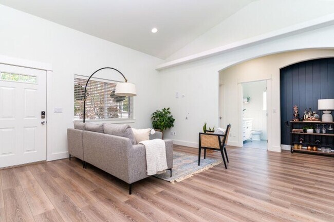 Building Photo - Prime Bend Location: Spacious 3-Bedroom, 2...