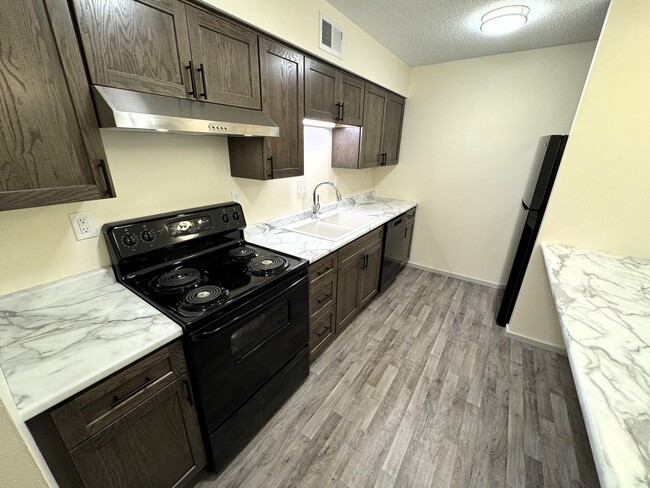 Building Photo - Colony Way Condo! Cable Included! All Bran...