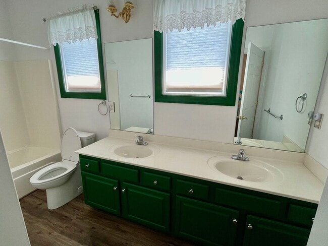 Building Photo - One Level Home in New London