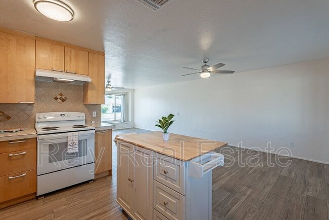 Building Photo - 8416 E Rancho Vista Dr