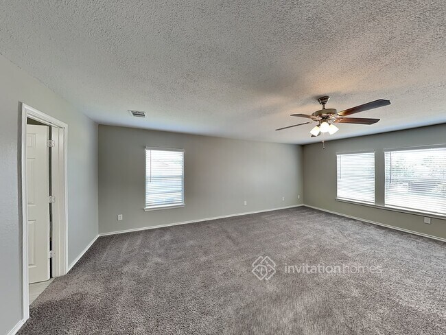 Building Photo - 12002 Peachtree Ln