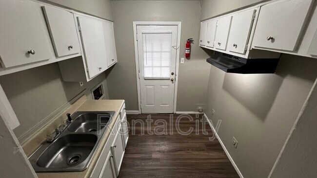 Building Photo - 3648 Rhea Ave