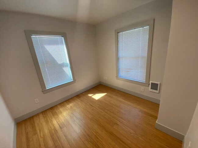Building Photo - 3 Bedroom 2 bath home Whiteaker home near parks
