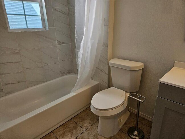 Building Photo - 105 Ila St