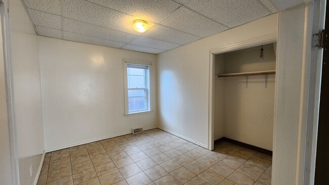 Building Photo - 405 E Spruce St