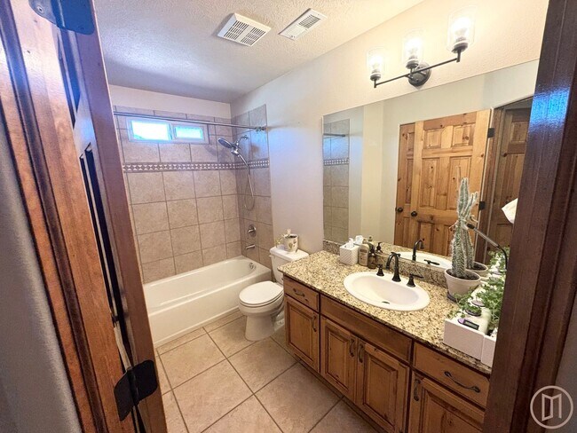 Building Photo - Beautiful home in La Verkin with all the v...