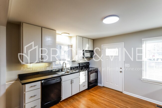 Building Photo - 813 Highbury Dr
