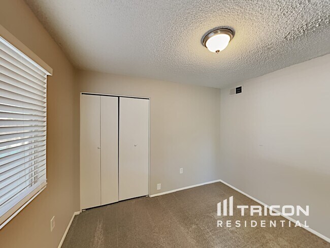 Building Photo - 828 N Pine Ct