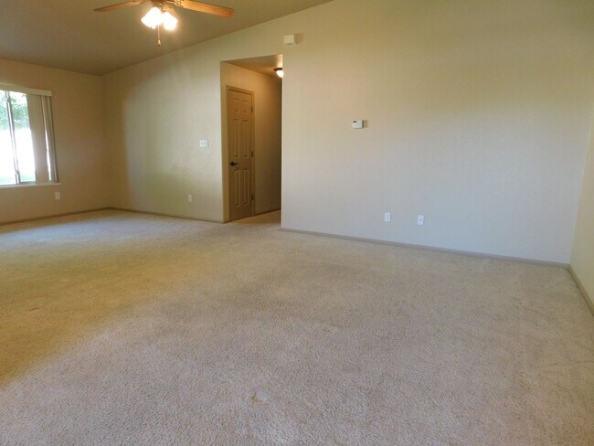 Building Photo - TWO WEEKS FREE RENT!