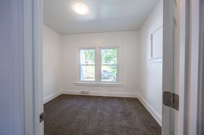 Building Photo - Renovated Large 4 Bedroom House in McKeesp...