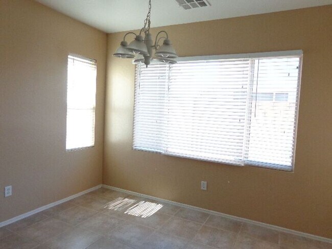 Building Photo - 3 bedroom 2.5 Bath in East Mesa
