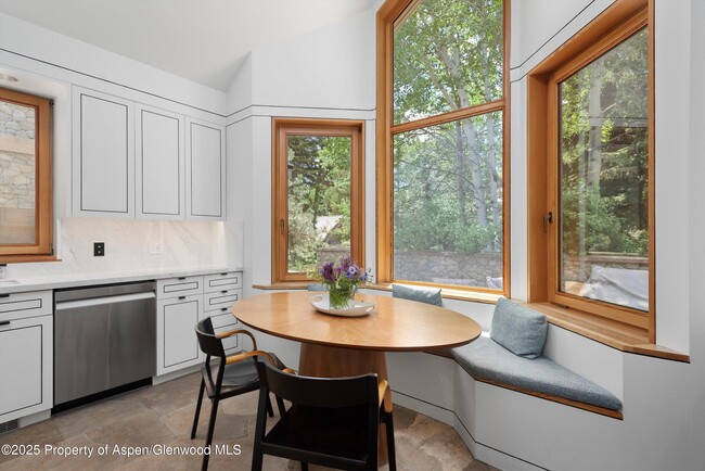 Building Photo - 800 Roaring Fork Rd