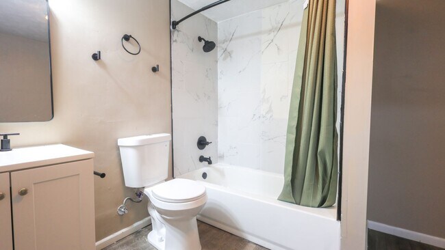 Building Photo - Welcome home to this freshly renovated 3-bedroom, 1-bathroom home on Cleveland’s West Side!
