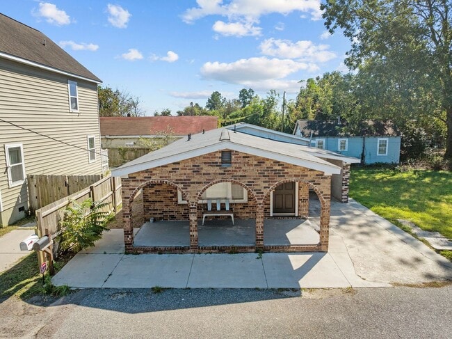 Building Photo - Charming Single-Family Home