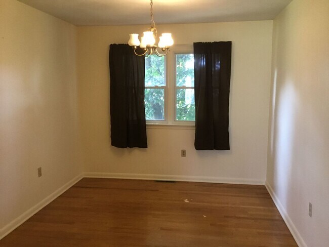Building Photo - ENJOY THE COMFORTS OF ONE-FLOOR LIVING!