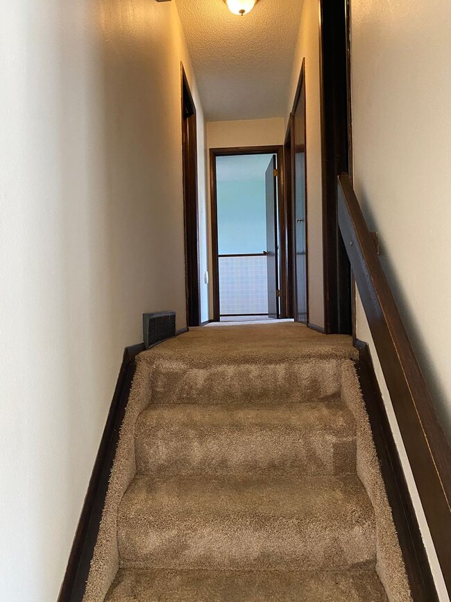 Building Photo - Wonderfully taken care of Tri Level Home w...