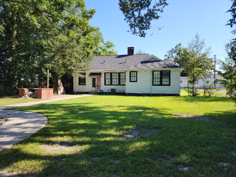 Building Photo - 2408 Dauphin St