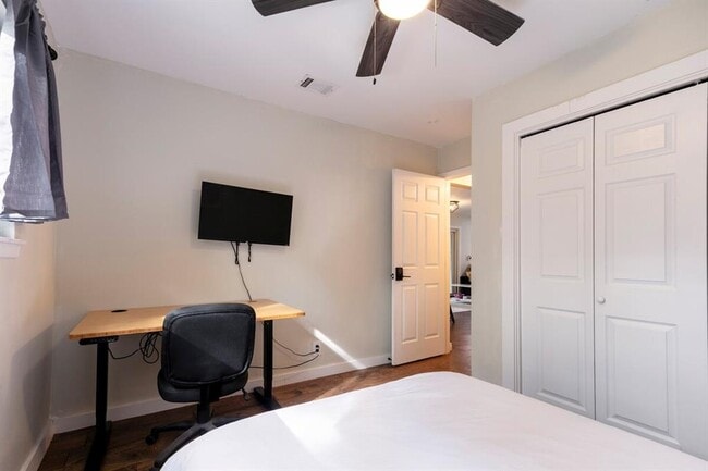 Building Photo - 1707 Deerfield Dr