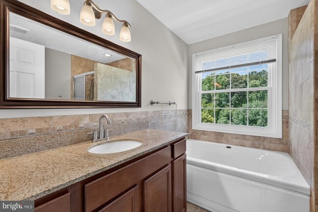Building Photo - 811 Chatsworth Dr