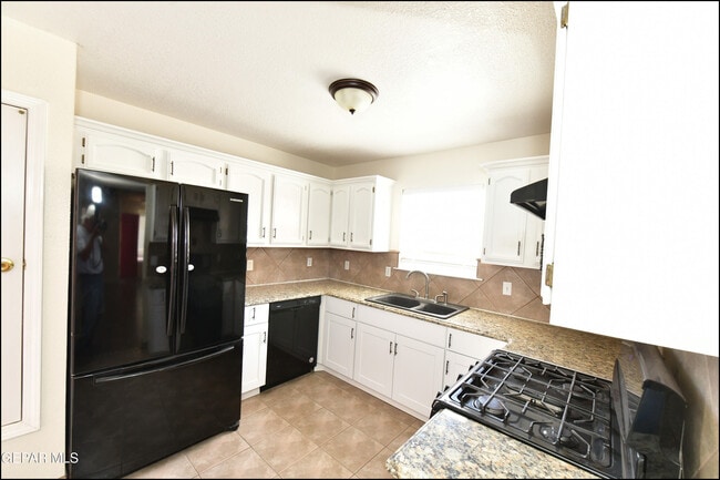 Building Photo - 12121 Tower Hill Dr