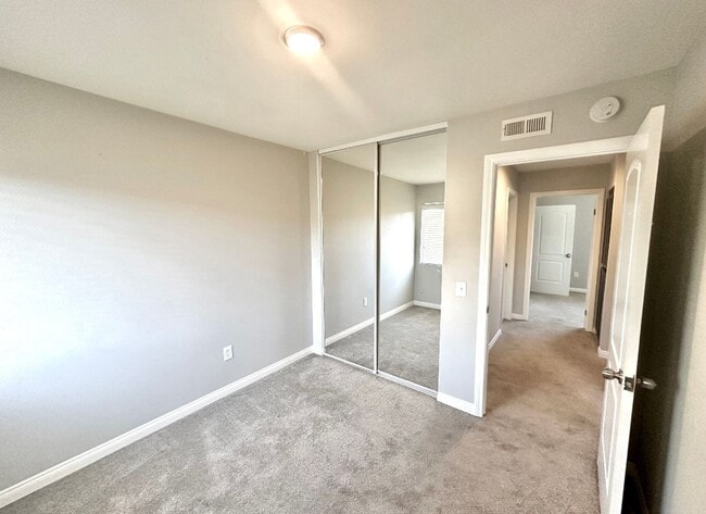 Building Photo - Stunning Townhome In Santee with Modern Fi...