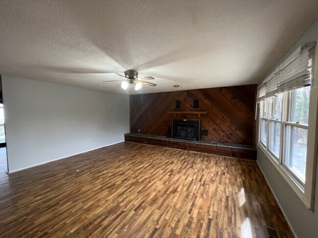 Building Photo - Quiet Living but Only a Mile from downtown...