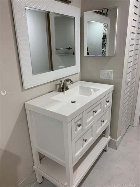 Building Photo - 4176 Inverrary Dr