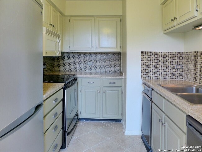 Building Photo - 221 Losoya St