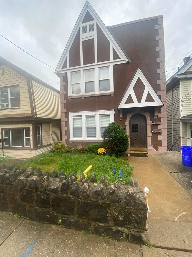 Building Photo - 11 Beverly Pl