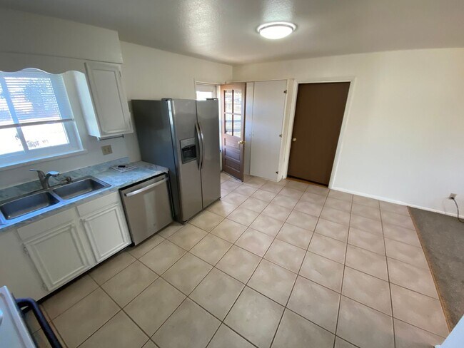 Building Photo - 154 S Los Pinos Dr