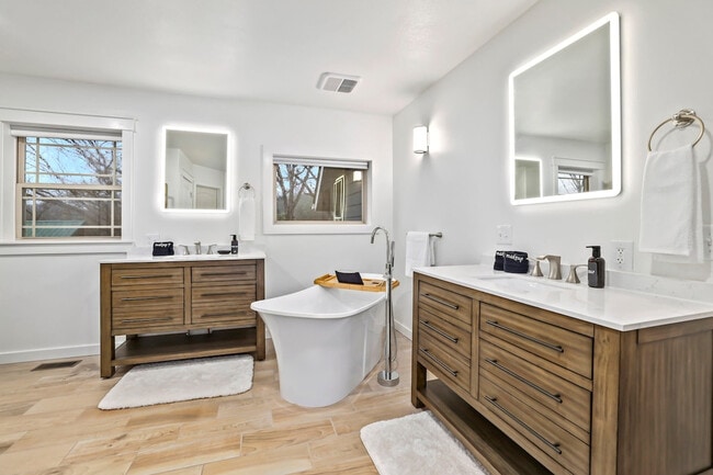 Building Photo - 211 Lakeshore Dr