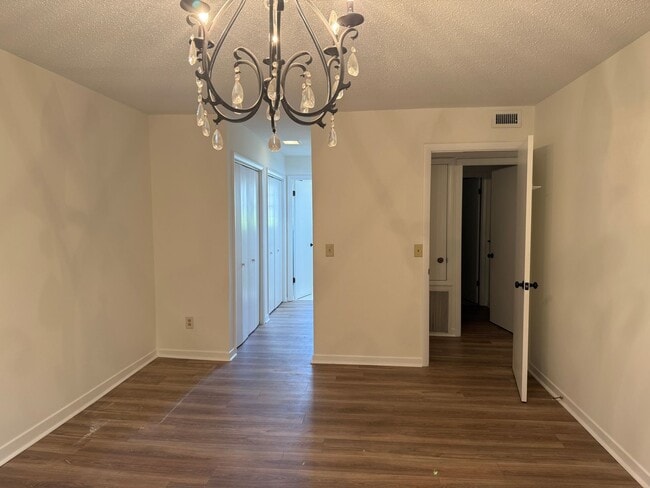 Building Photo - Forest Acres