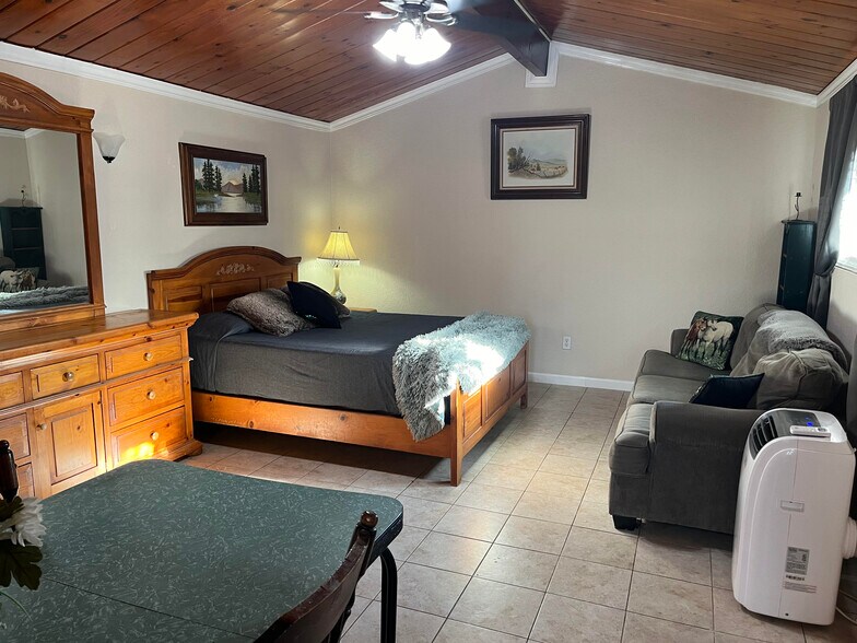 Building Photo - 1032 Greta St