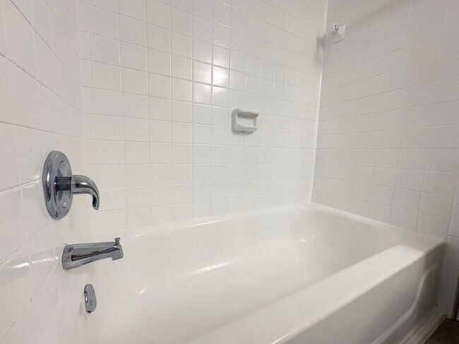 Building Photo - 1/1 Condo in Gated Lakefront Community of Altamonte Springs!