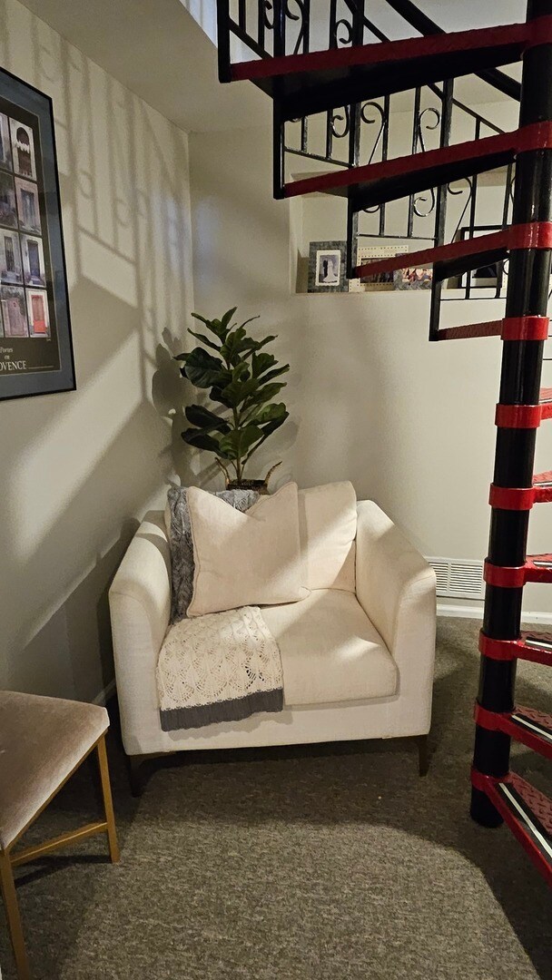 Building Photo - 1527 W Wellington Ave