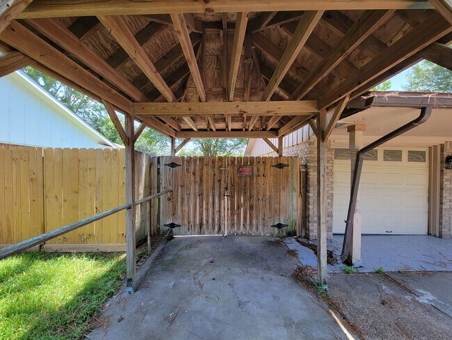 Building Photo - 1703 Raintree Dr