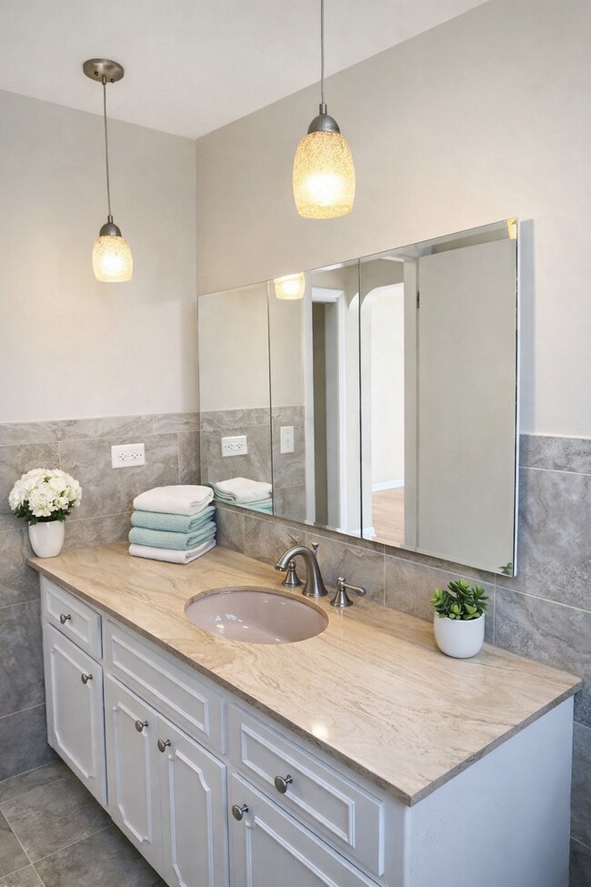 Building Photo - 8604 W Carmen Ave