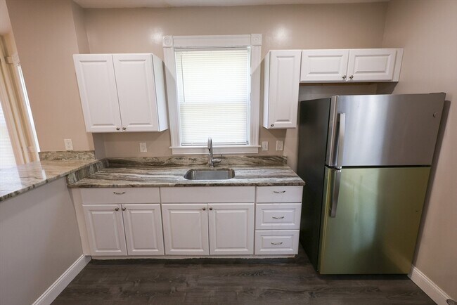 Building Photo - 32 Robinson St