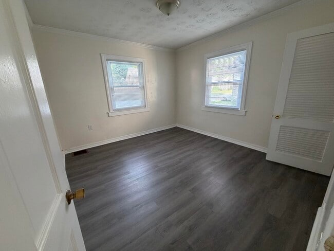 Building Photo - 203 W Elm St