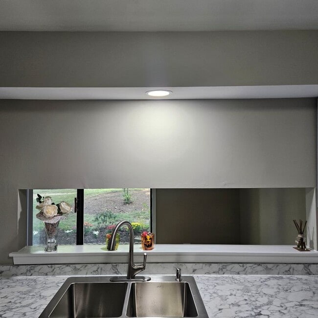 Building Photo - 260 E Court of Shorewood